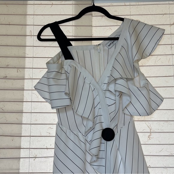 Self Portrait Mono Striped Ruffle Cold Shoulder Top Size 4 - Picture 6 of 16